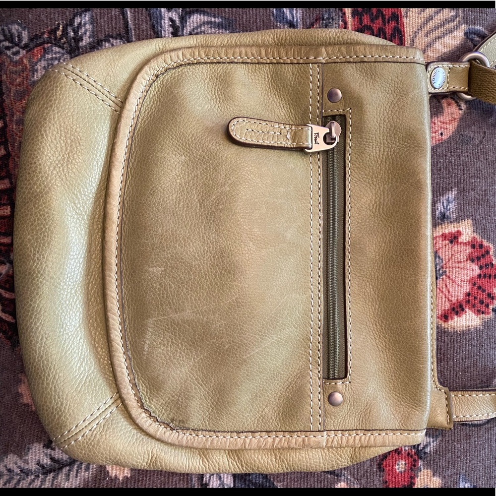 Fossil Leather Crossbody Bag in Great Condition!!